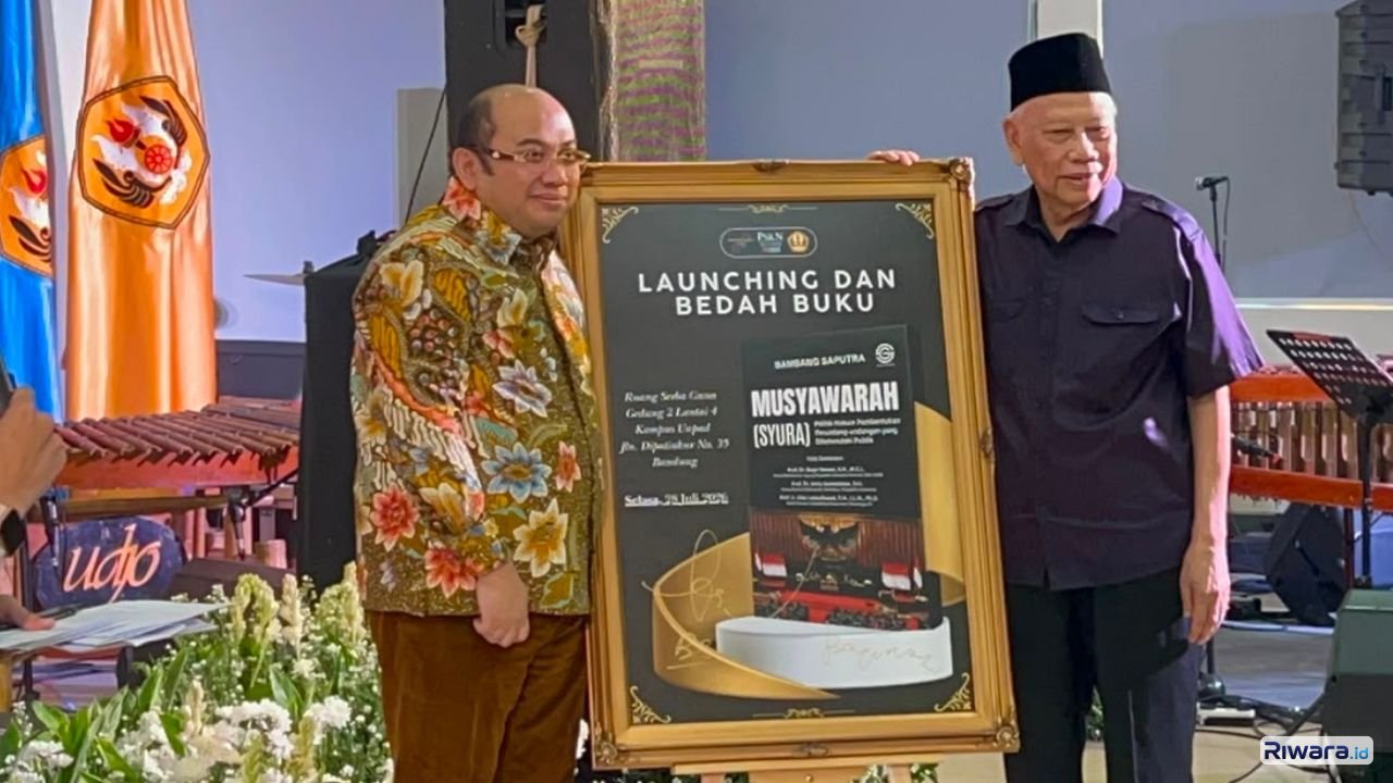 Prof Dr Bambang Saputra bersma Prof Dr Bagir Manan SH MCL saat peluncuran dan bedah buku Musyawarah Syura Politik Hukum Pembentukan Perundang-undangan yang Dikehendaki Publik di Universitas Padjadjaran Bandung